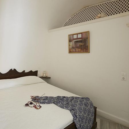Cori Rigas Suites Fira  Chambre photo
